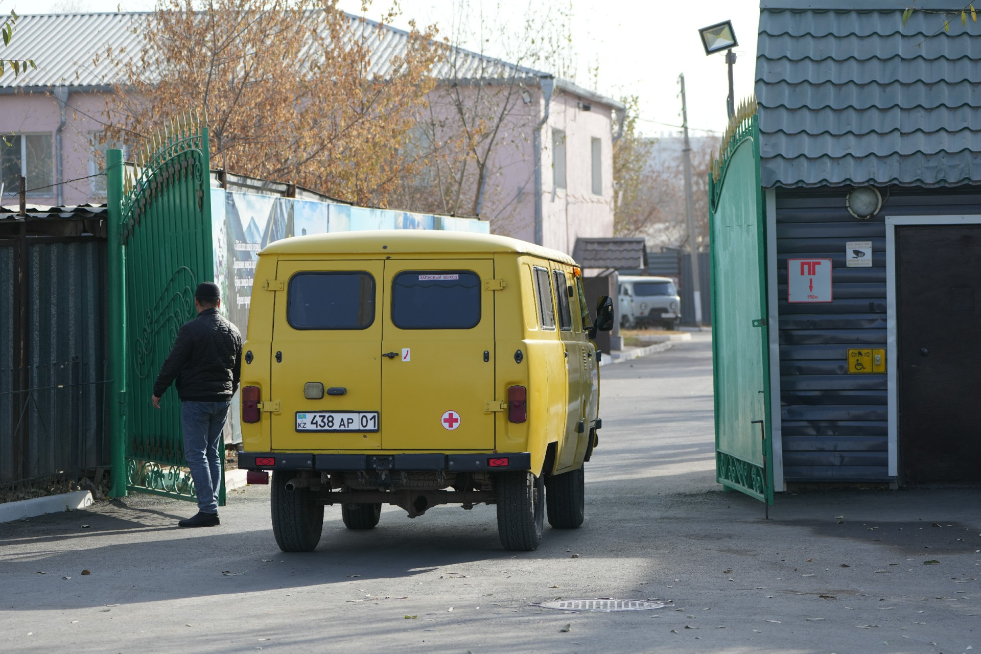 Скорая помощь заезжает на территории поликлиники.