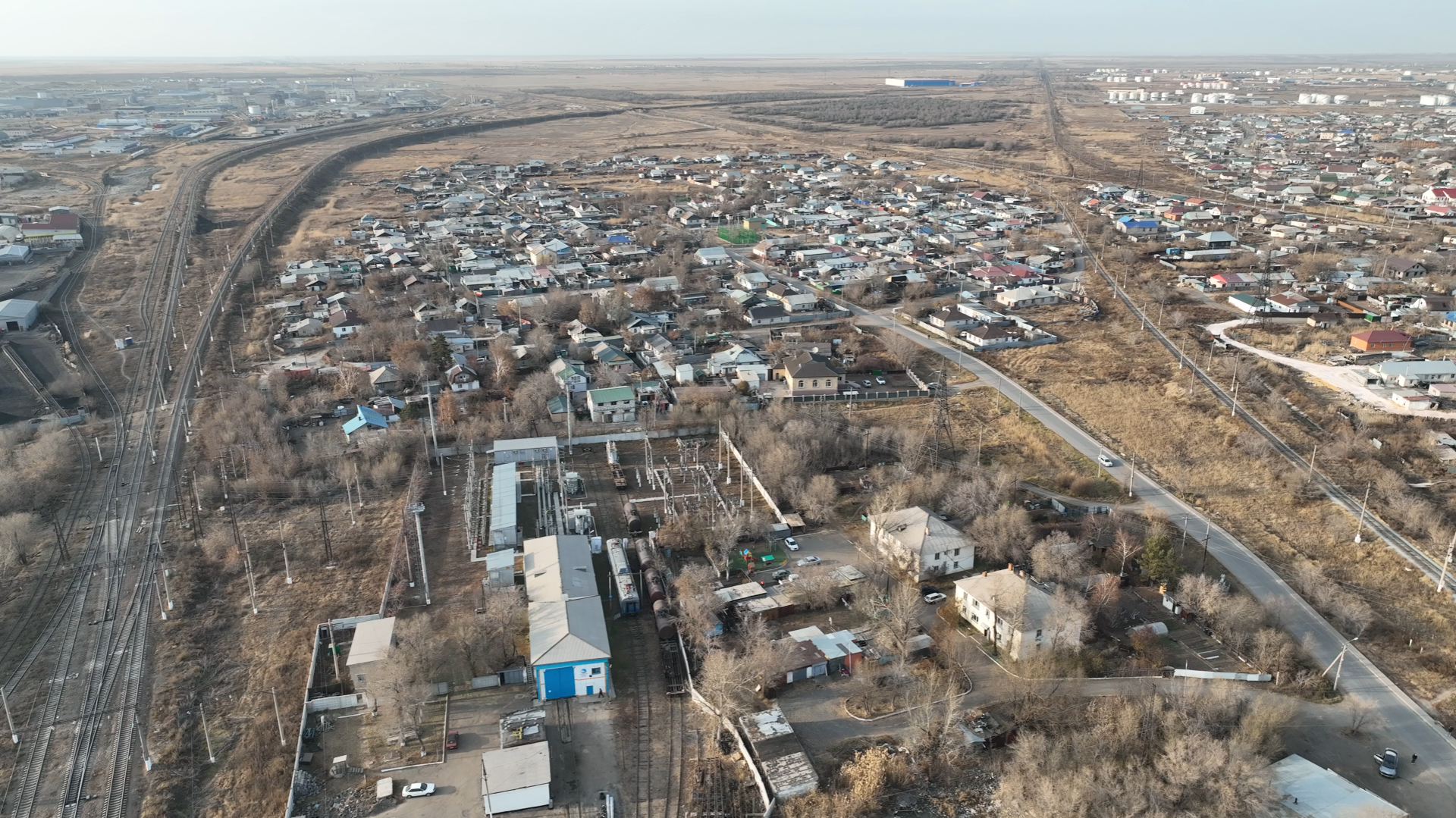 Район СМП находится между ж/д путями.