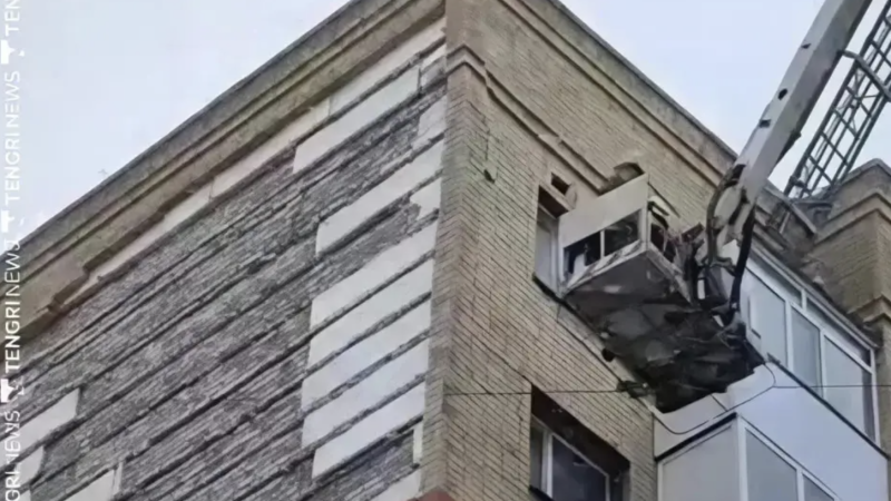 Крыша над головой: в Астане облицовка здания обрушилась на медиков и горожан