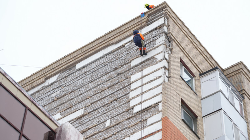 Состояние пострадавших от падения облицовки в Астане: врачи о последствиях инцидента