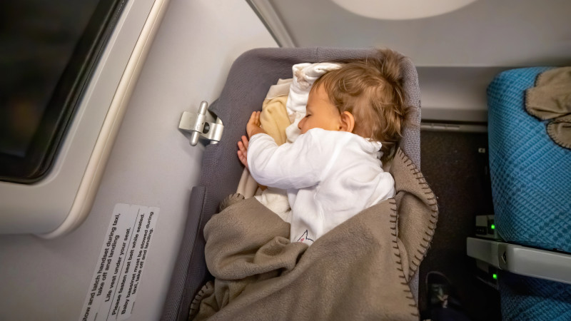 Советы педиатра: как облегчить первый полёт с ребёнком и избежать стресса