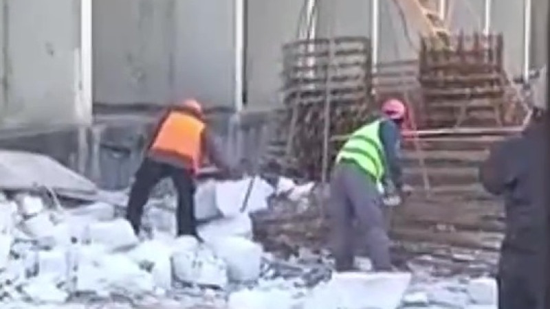 Состояние строителей после падения с 5-го этажа в Астане