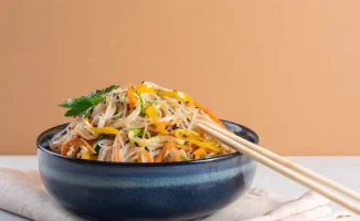 Фунчоза: Лапша, дарящая легкость ужинов и свежесть салатов в каждом укусе