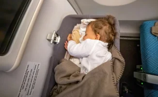 Советы педиатра: как облегчить первый полёт с ребёнком и избежать стресса