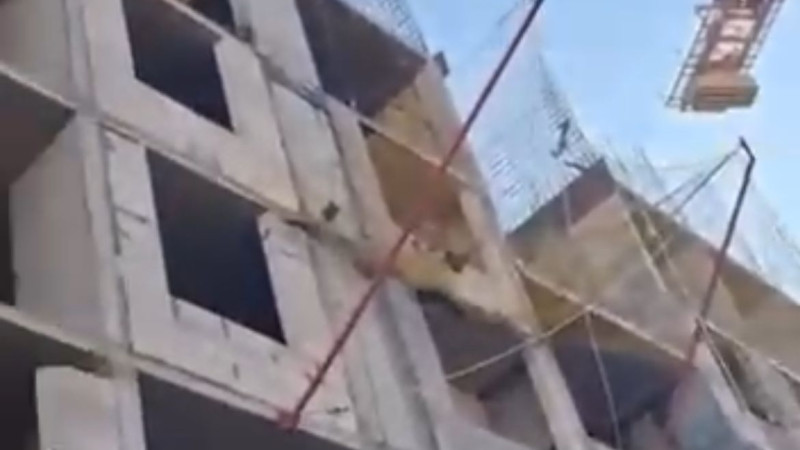 Трое рабочих пострадали при падении с высоты в Астане