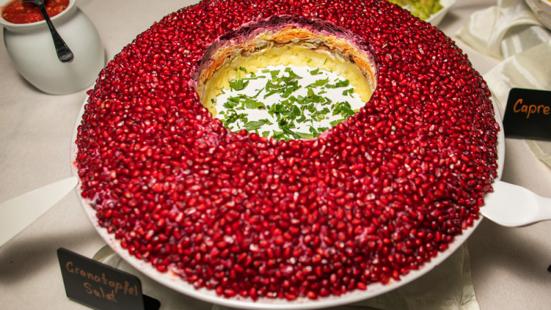 Три рецепта салата Гранатовый браслет для новогоднего стола