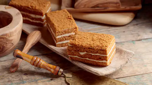 Медовик: популярный торт с ароматом меда и нежным кремом — 3 простых рецепта