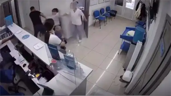 В Казахстане беременная женщина стала жертвой насилия в поликлинике из-за конфликта в очереди