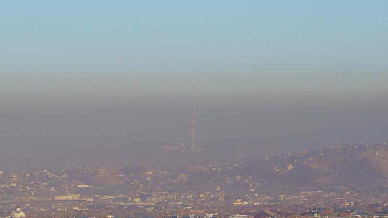 Смог окутал учебу: Казахстанские школьники на дистанционке под облаком пыли