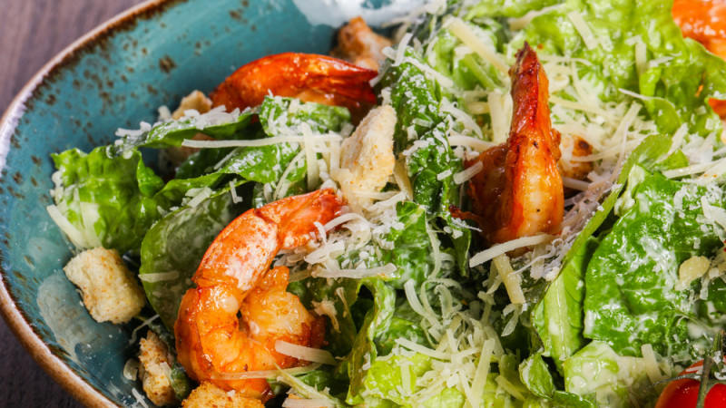 Новый взгляд на классический 'Цезарь': 3 необычных варианта для праздничного стола