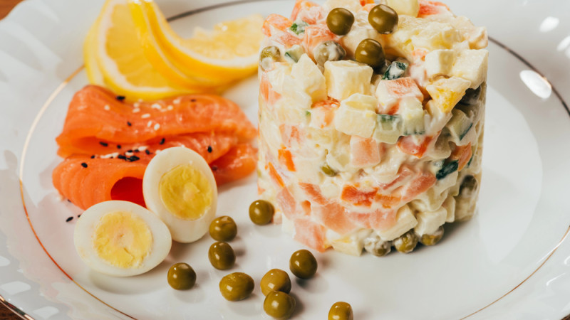 Оливье — новогодняя традиция: классика и 5 необычных вариантов для стола