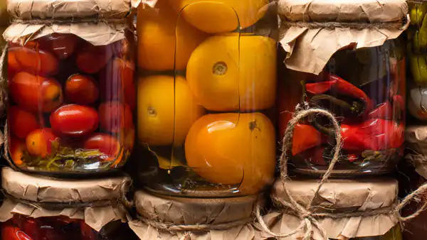 Опасные последствия: как предотвратить ботулизм в домашних соленьях перед праздниками