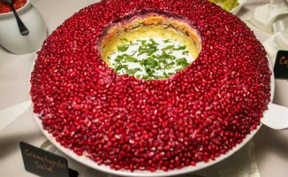 Три рецепта салата Гранатовый браслет для новогоднего стола