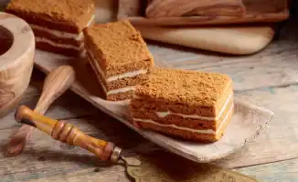 Медовик: популярный торт с ароматом меда и нежным кремом — 3 простых рецепта