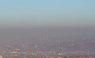 Смог окутал учебу: Казахстанские школьники на дистанционке под облаком пыли