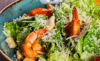 Новый взгляд на классический 'Цезарь': 3 необычных варианта для праздничного стола