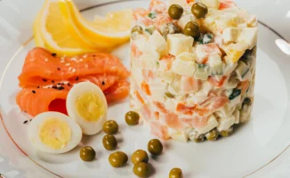 Оливье — новогодняя традиция: классика и 5 необычных вариантов для стола