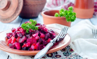 Винегрет: популярный зимний салат для будней и праздников на столе семьи