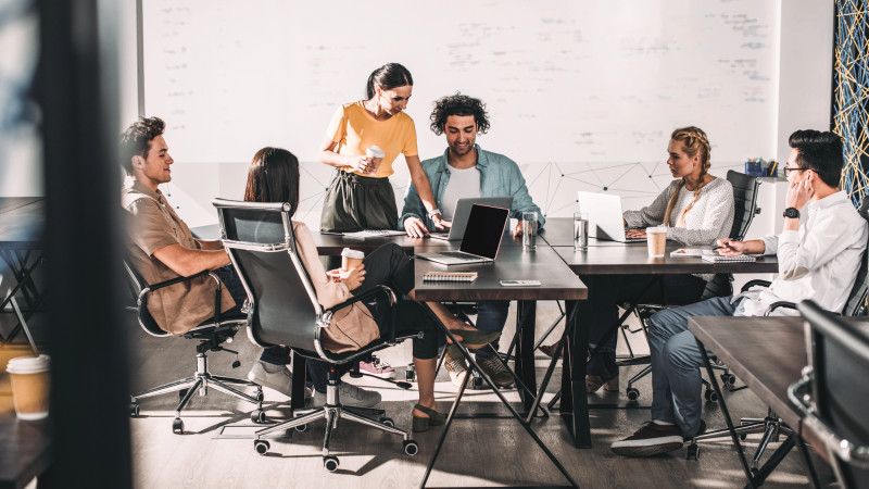 Удалённая работа или офис: исследователи обозначили формат, который помогает сохранить психическое здоровье