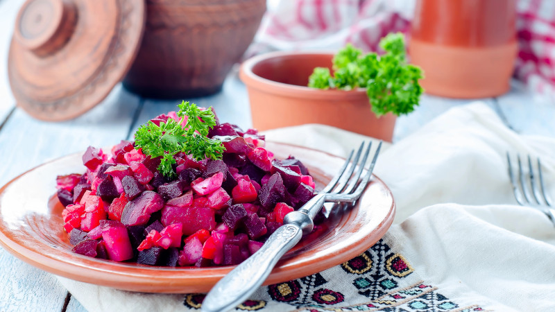 Винегрет: популярный зимний салат для будней и праздников на столе семьи