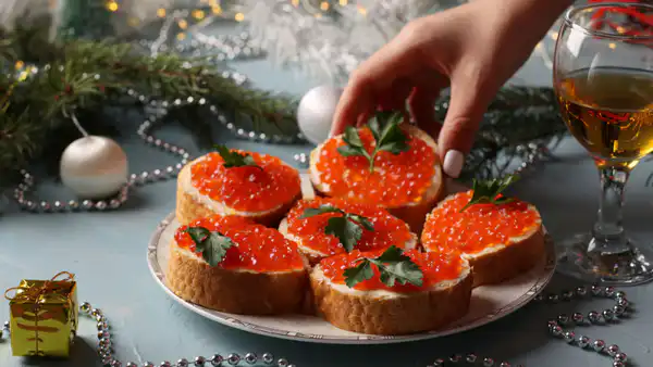 Как быстро накрыть праздничный стол: 4 закуски, которые спасут ситуацию на Новый год за 15 минут