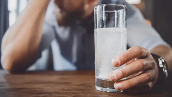 Как быстро справиться с похмельем: советы гастроэнтеролога о продуктах для облегчения состояния