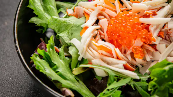 Крабовые салаты: рождественские шедевры из моря и воспоминаний о детстве