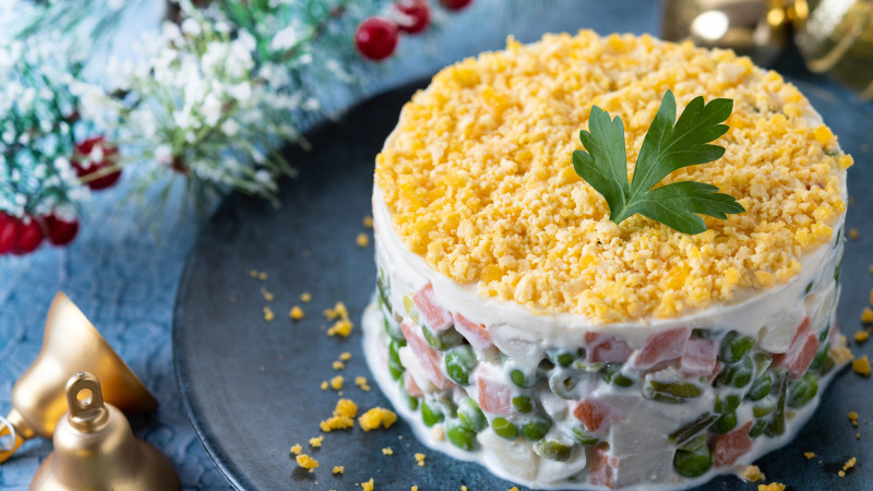 Салат 'Нежный': классика и 4 необычных варианта для новогоднего стола