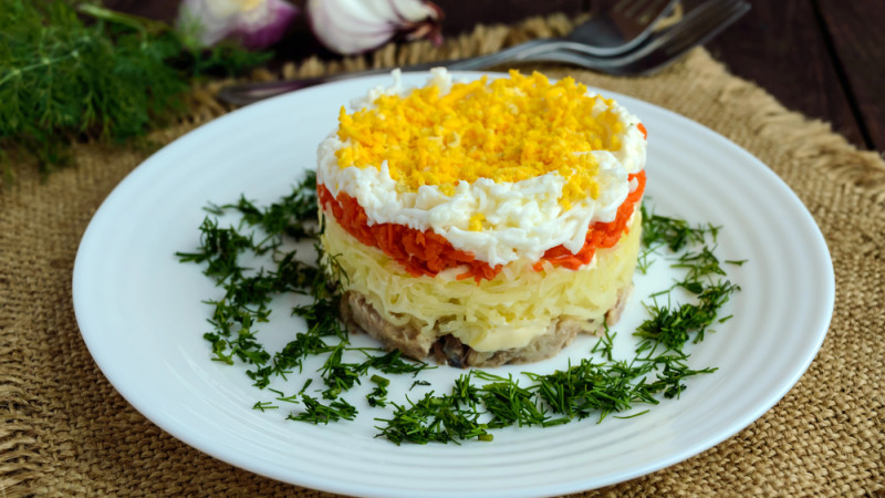 Салат "Мимоза": новогодний фейерверк вкусов под нежным снежным покрывалом