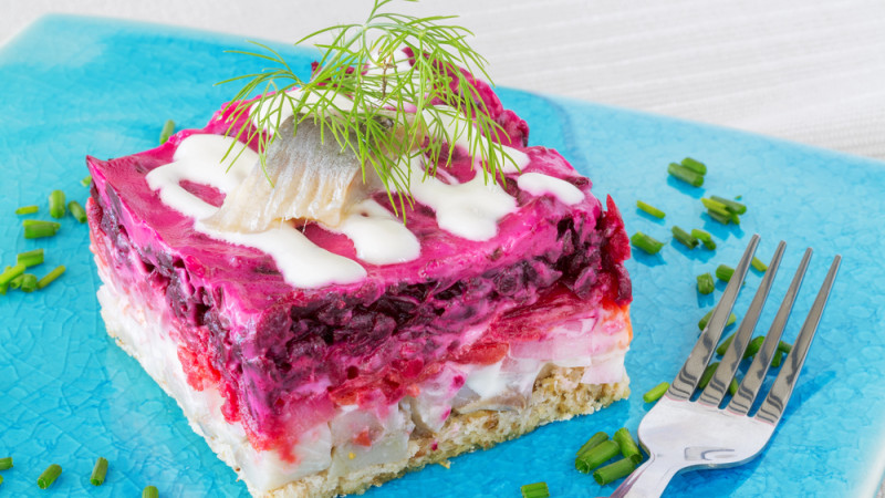 Сколько стоит новогодняя 'Сельдь под шубой' в Казахстане?