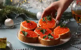Как быстро накрыть праздничный стол: 4 закуски, которые спасут ситуацию на Новый год за 15 минут