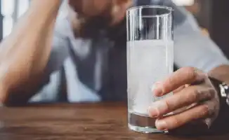 Как быстро справиться с похмельем: советы гастроэнтеролога о продуктах для облегчения состояния