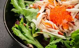 Крабовые салаты: рождественские шедевры из моря и воспоминаний о детстве