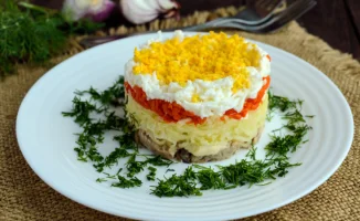 Салат "Мимоза": новогодний фейерверк вкусов под нежным снежным покрывалом