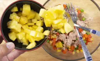 Салат с курицей и ананасами: 3 простых рецепта для международного праздничного стола