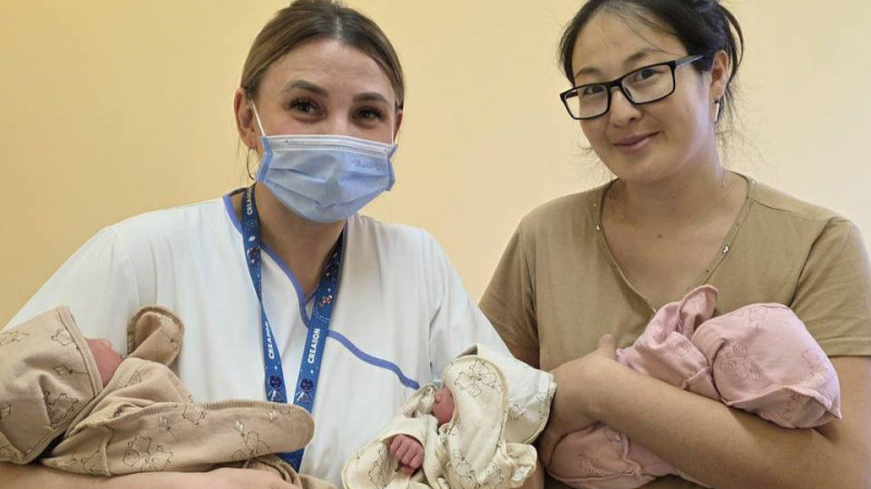 В Костанайской области родилась тройня: семья Шарапиевых стала многодетной