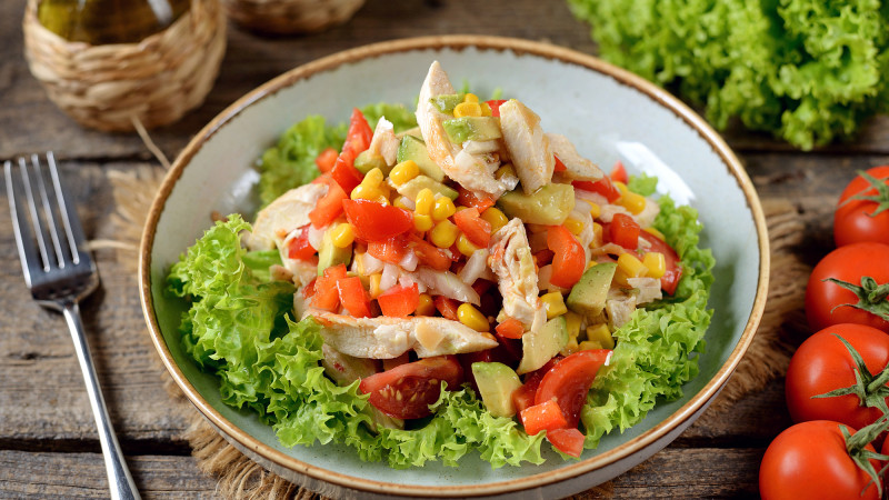 5 легких салатов для ифтара: полезные рецепты для восстановления сил