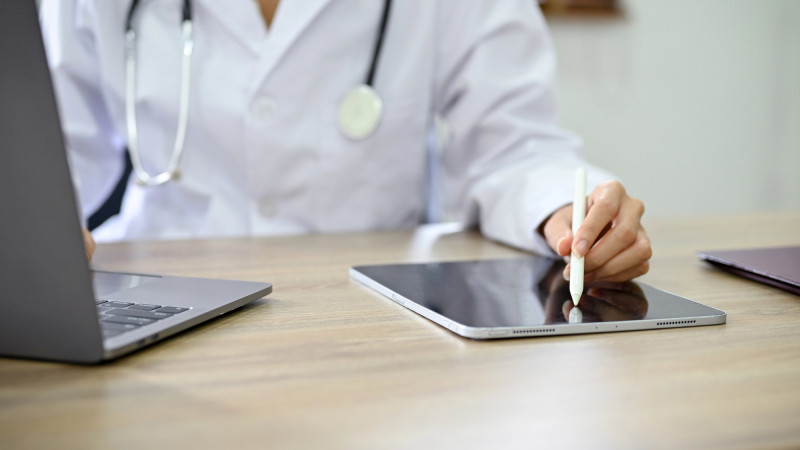 Президент Токаев делает замечание Мадиеву на заседании правительства