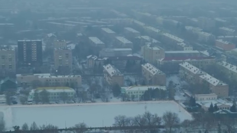 Усть-Каменогорск в дыму: страх родителей и изоляция из-за угрозы здоровья детей в условиях смога