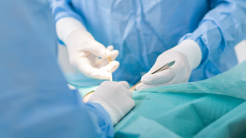 Пенсионер в Петропавловске попал на операционный стол после ужина с кониной