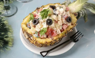 Ананасовый салат: сладкое и солёное в трёх вариантах