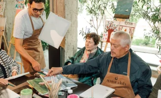 Senior Club Жанны Кан: Сообщество для людей старше 65 лет