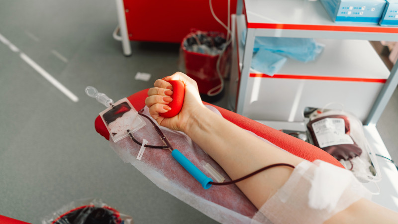 Сенатор Казахстана призывает увеличить выплаты донорам из-за снижения донорства