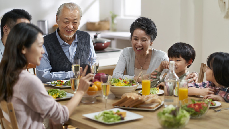 Как привычка начинать еду с овощей укрепляет психику и самооценку детей