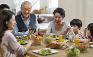 Как привычка начинать еду с овощей укрепляет психику и самооценку детей