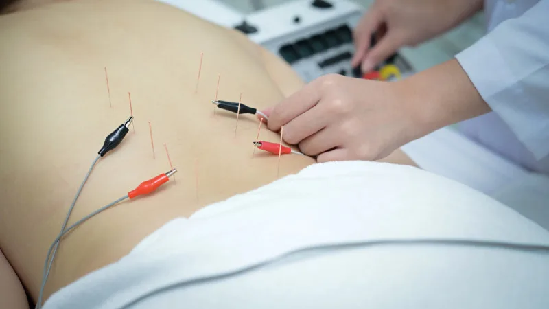 Житель Актау ждет справедливости после неудачной иглотерапии в Астане