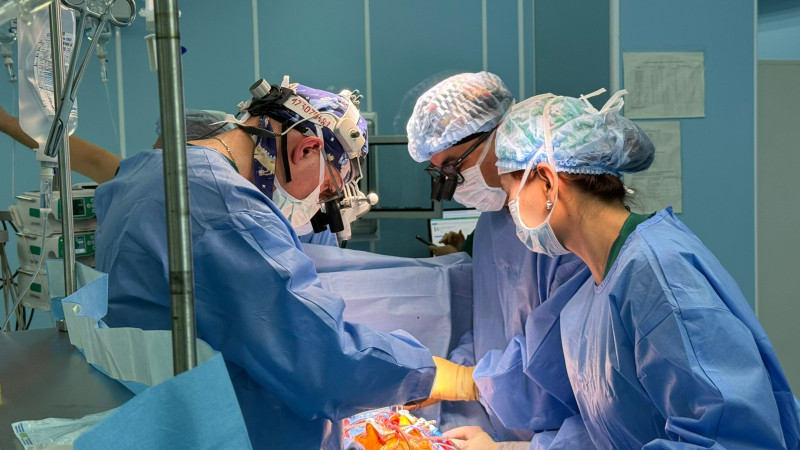 В Актобе ведущие кардиохирурги спасают детские сердца с врожденными пороками