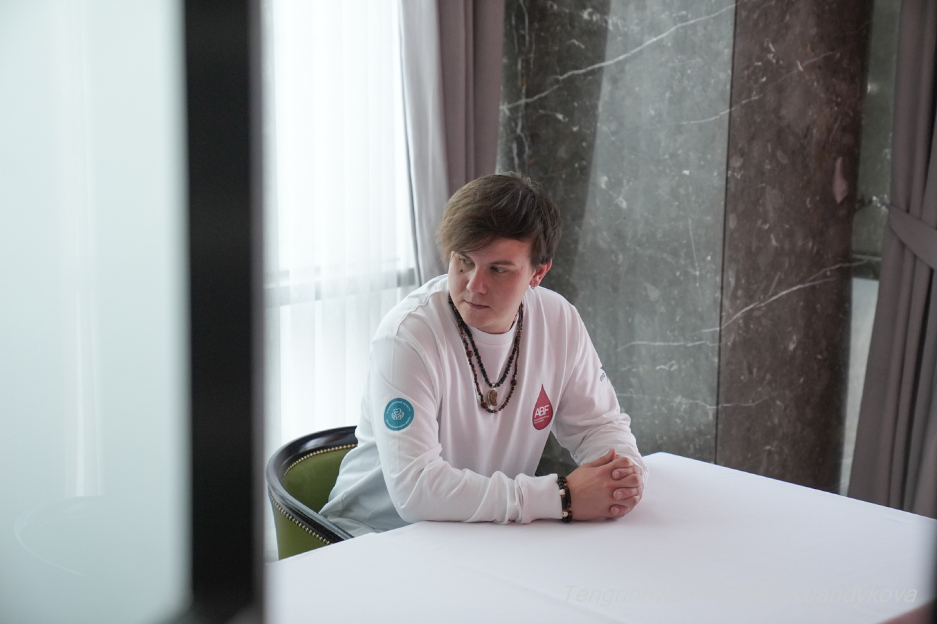 Юрий Алёшкин перед встречей с Каримом Гайсиным. Фото: © Tengrinews.kz / Маржан Куандыкова