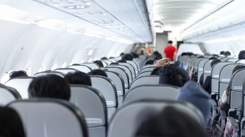 Солидарность на высоте: врачи спасают жизнь пассажиру в рейсе из Актау в Астану