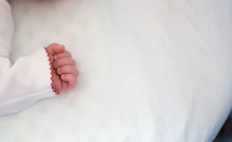 Врачи в Актобе провели уникальную операцию новорождённой девочке